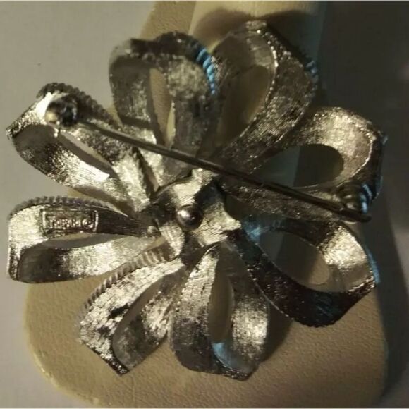 VINTAGE ESTATE SIGNED CROWN TRIFARI SILVER TONE 2" BROOCH - Picture 7 of 10